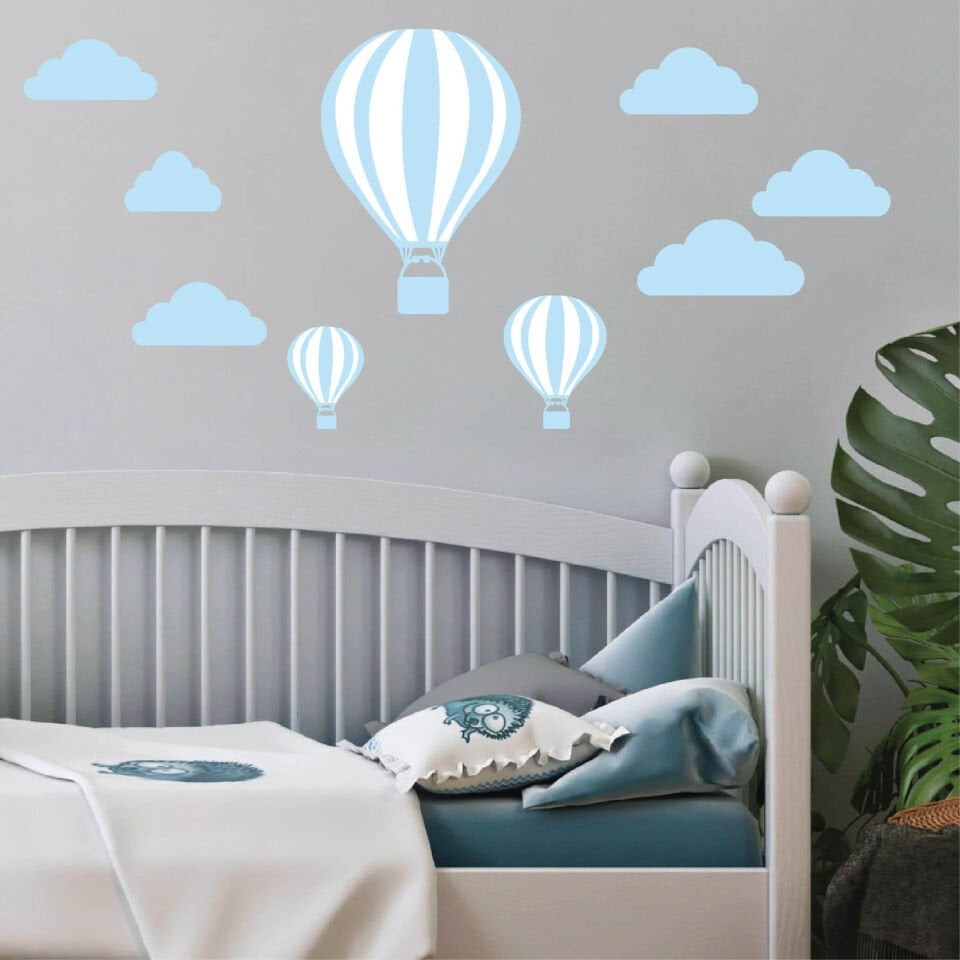 Açık Mavi Uçan Balonlar ve Bulut Bebek Çocuk Odası Sticker