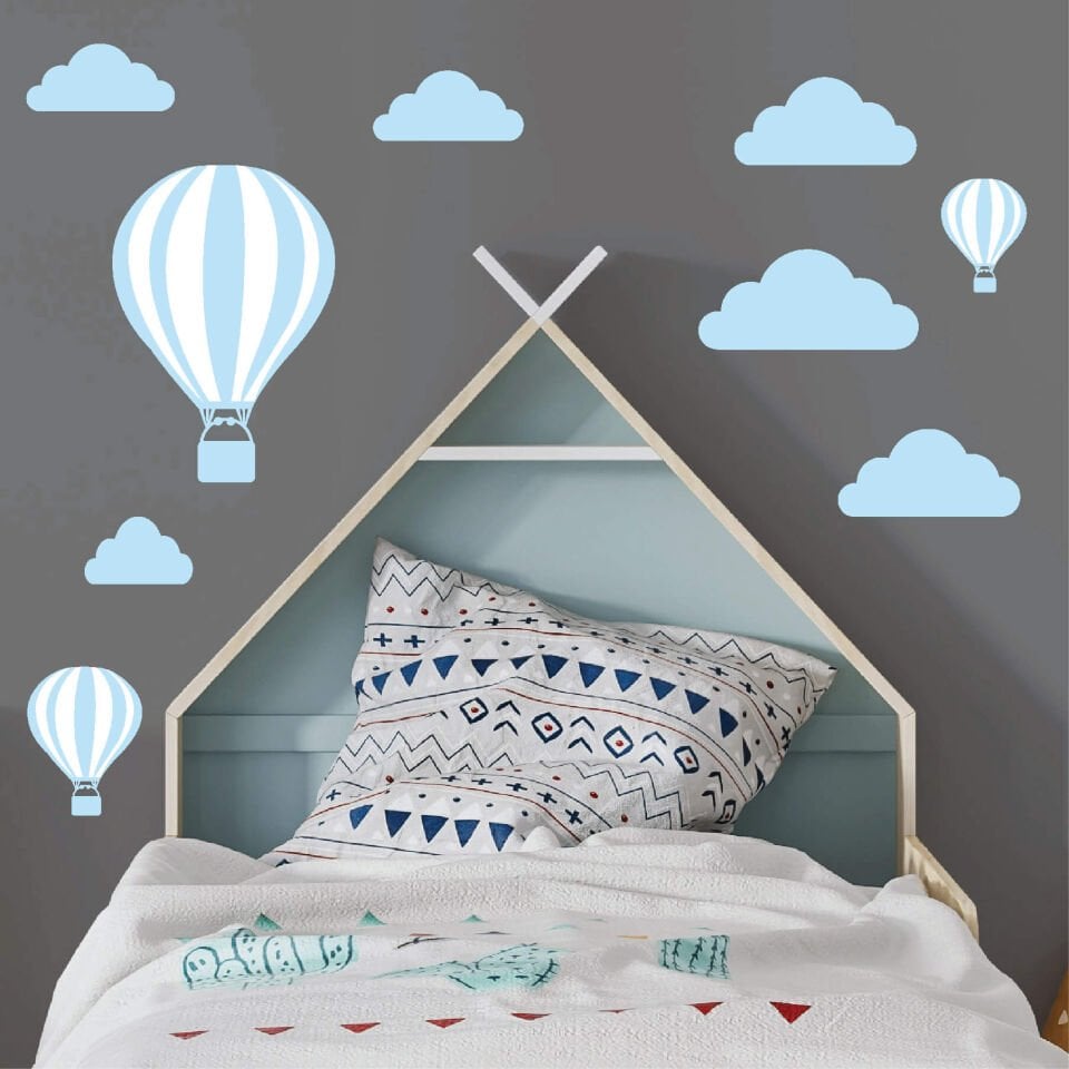 Açık Mavi Uçan Balonlar ve Bulut Bebek Çocuk Odası Sticker